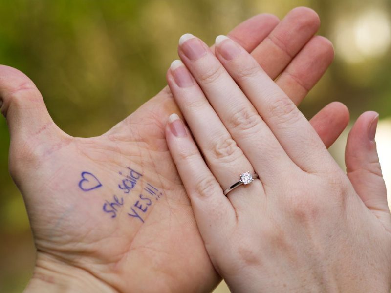 Zwei Hände nach Verlobung